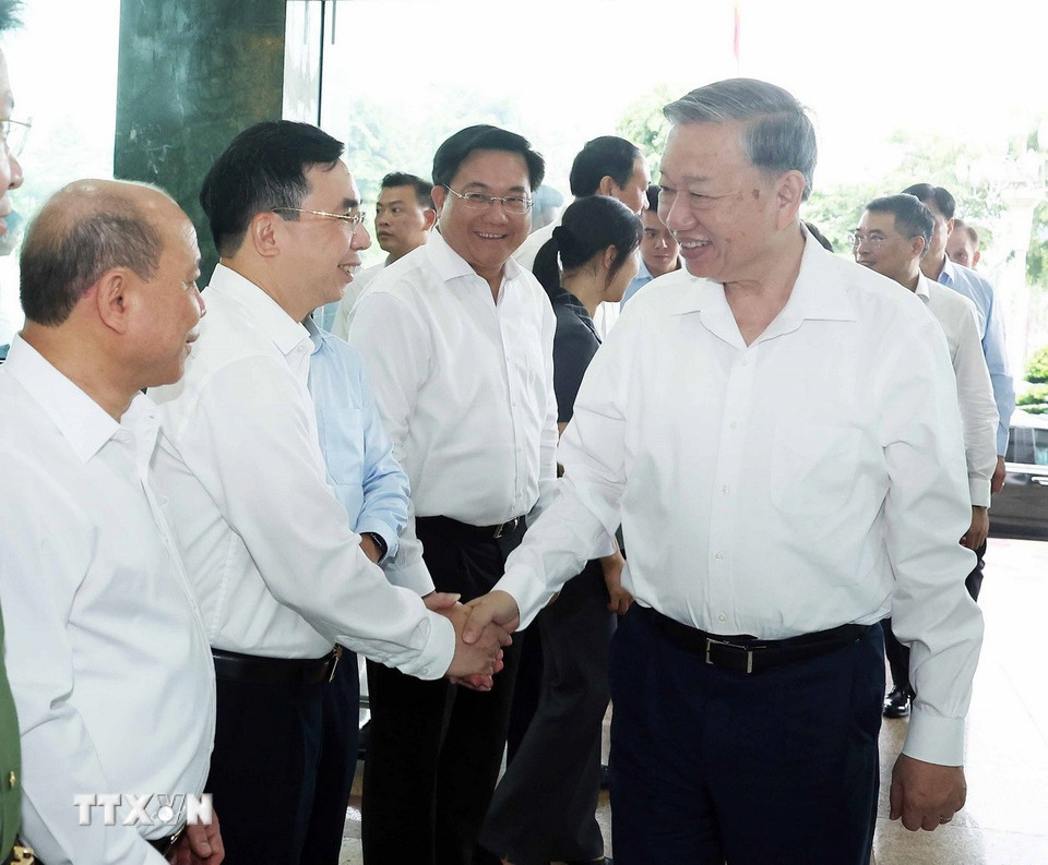 Sáng 10/6/2025, tại Phú Thọ, Tổng Bí thư Tô Lâm và Đoàn công tác Trung ương làm việc với Ban Thường vụ Tỉnh ủy các tỉnh Phú Thọ, Vĩnh Phúc, Hòa Bình về tình hình triển khai thực hiện các nghị quyết, kết luận của Trung ương gần đây; việc sắp xếp tổ chức bộ máy của địa phương; công tác quốc phòng, an ninh; thực hiện nhiệm vụ tăng trưởng kinh tế và công tác bảo đảm an sinh xã hội. (Ảnh: Thống Nhất/TTXVN)