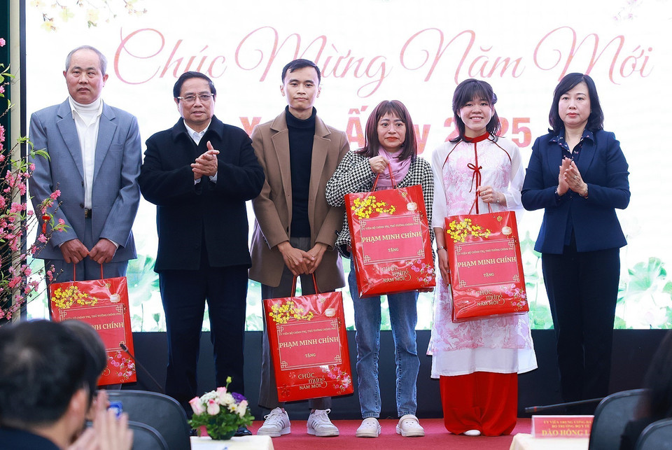 Thủ tướng Phạm Minh Chính tặng quà chúc Tết bênh nhân Bệnh viện Phổi Trung ương. (Ảnh: Dương Giang/TTXVN)