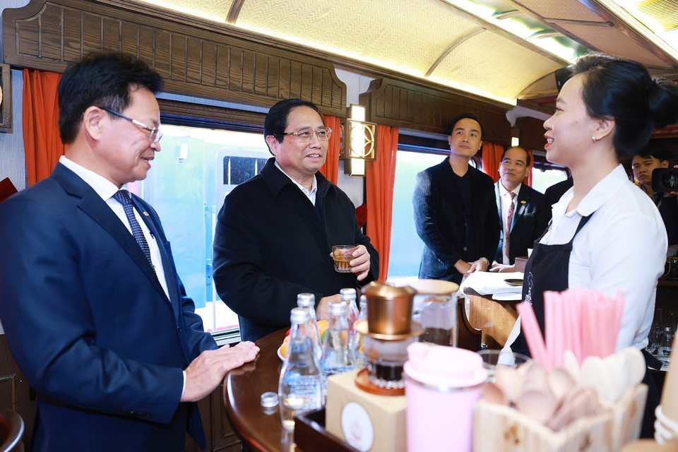 Thủ tướng Phạm Minh Chính kiểm tra chất lượng phục vụ hành khách trên tuyến đường sắt du lịch cao cấp. (Ảnh: Dương Giang/TTXVN)