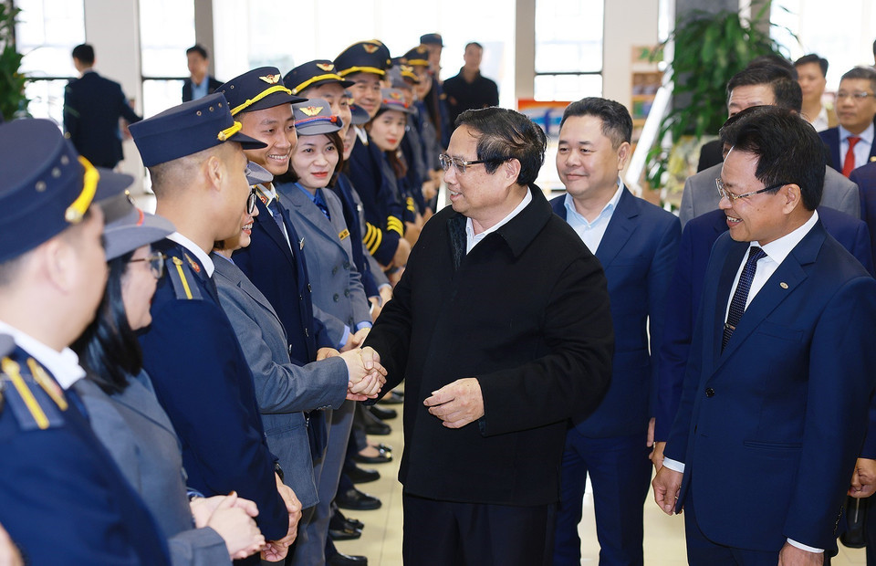 Thủ tướng Phạm Minh Chính chúc Tết cán bộ, nhân viên ngành đường sắt. (Ảnh: Dương Giang/TTXVN)