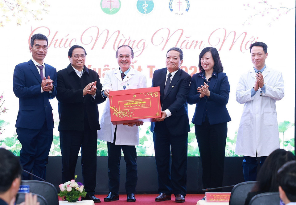 Thủ tướng Phạm Minh Chính tặng quà chúc Tết cán bộ, y sỹ, bác sỹ và nhân viên y tế Bệnh viện Phổi Trung ương. (Ảnh: Dương Giang/TTXVN)