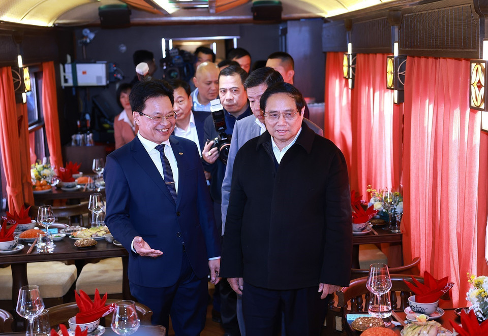 Thủ tướng Phạm Minh Chính kiểm tra chất lượng phục vụ hành khách trên tuyến đường sắt du lịch cao cấp. (Ảnh: Dương Giang/TTXVN)