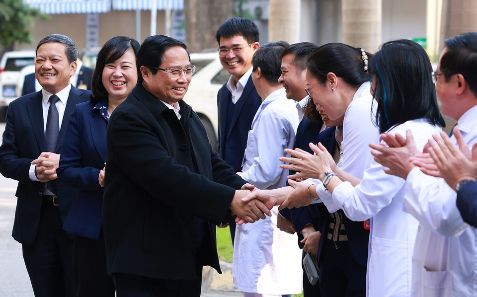 Thủ tướng Phạm Minh Chính thăm, chúc Tết cán bộ, y sỹ, bác sỹ và nhân viên y tế Bệnh viện Phổi Trung ương. (Ảnh: Dương Giang/TTXVN)
