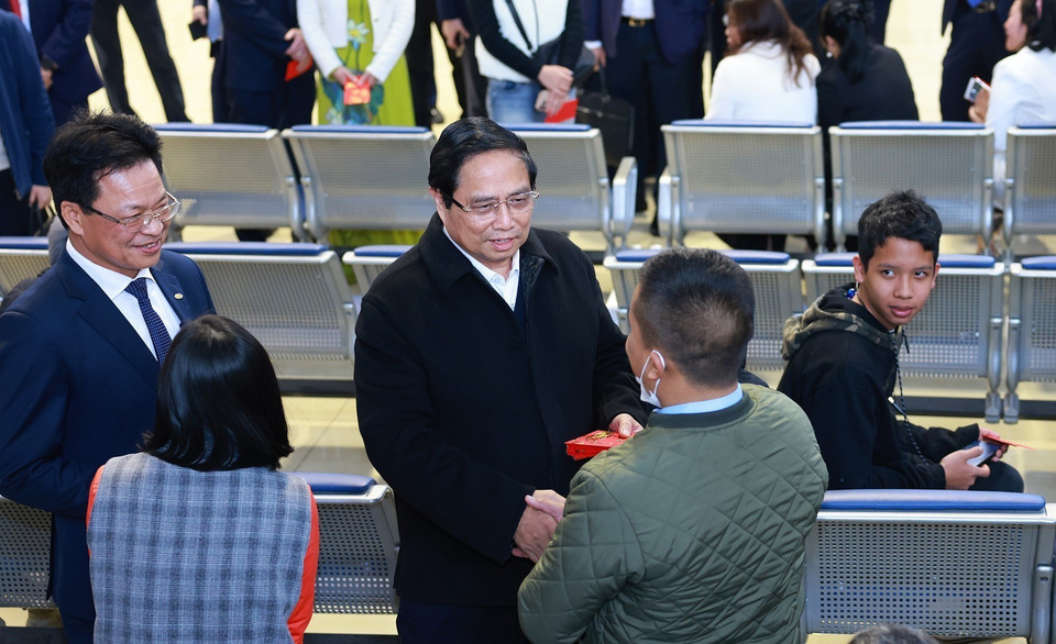 Thủ tướng Phạm Minh Chính chúc Tết hành khách tại ga tàu Hà Nội. (Ảnh: Dương Giang/TTXVN)