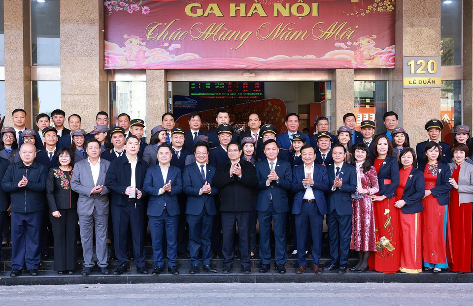 Thủ tướng Phạm Minh Chính với cán bộ, nhân viên ngành đường sắt. (Ảnh: Dương Giang/TTXVN)