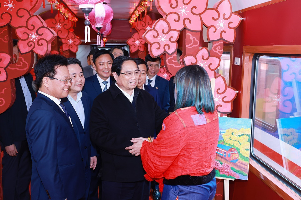 Thủ tướng Phạm Minh Chính kiểm tra chất lượng phục vụ hành khách trên tuyến đường sắt du lịch cao cấp. (Ảnh: Dương Giang/TTXVN)