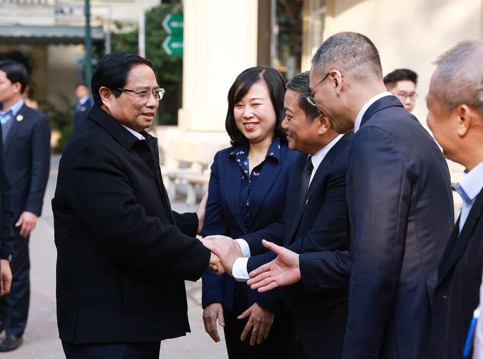 Thủ tướng Phạm Minh Chính thăm, chúc Tết cán bộ, y sỹ, bác sỹ và nhân viên y tế Bệnh viện Phổi Trung ương. (Ảnh: Dương Giang/TTXVN)