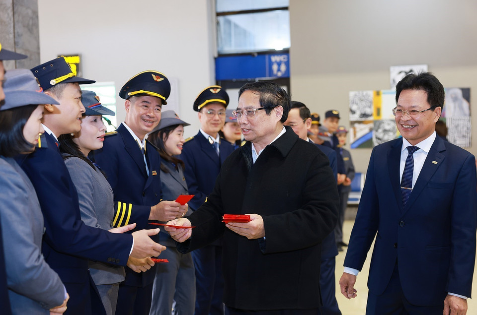 Thủ tướng Phạm Minh Chính chúc Tết cán bộ, nhân viên ngành đường sắt. (Ảnh: Dương Giang/TTXVN)