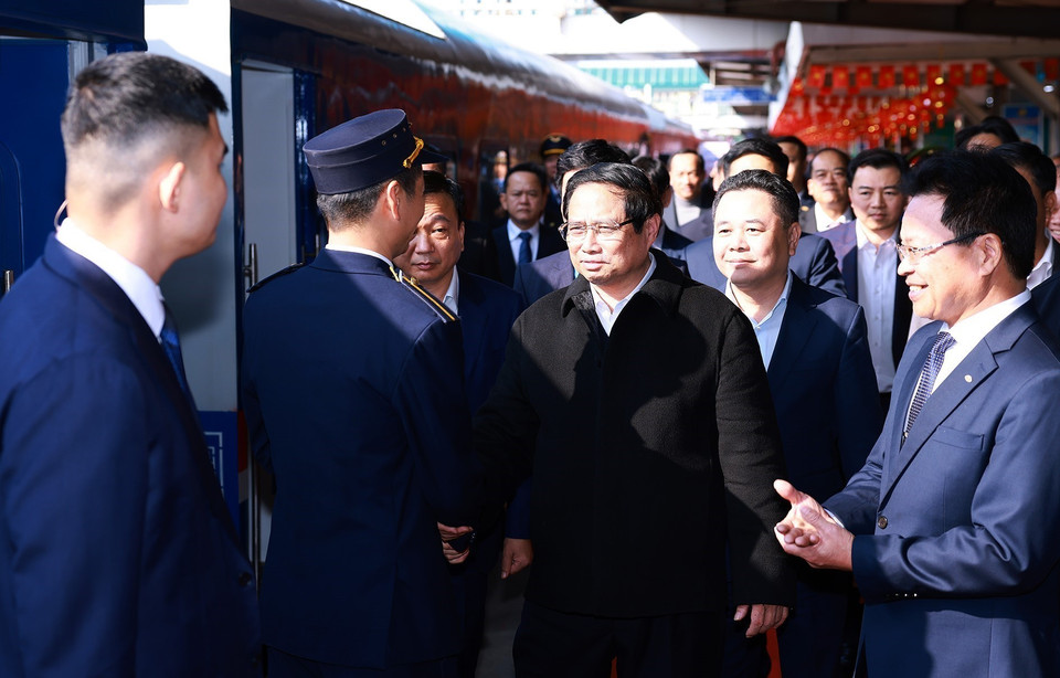 Nhân dịp tết Nguyên đán Ất Tỵ 2025, chiều 27/1/2025 (28 tháng Chạp năm Giáp Thìn), tại Hà Nội, Thủ tướng Phạm Minh Chính đến thăm, chúc Tết cán bộ, nhân viên ngành đường sắt và kiểm tra tuyến đường sắt du lịch cao cấp phục vụ hành khách của Tổng Công ty Đường sắt Việt Nam. (Ảnh: Dương Giang/TTXVN)