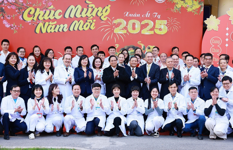 Thủ tướng Phạm Minh Chính với cán bộ, y sỹ, bác sỹ và nhân viên y tế Bệnh viện Phổi Trung ương. (Ảnh: Dương Giang/TTXVN)