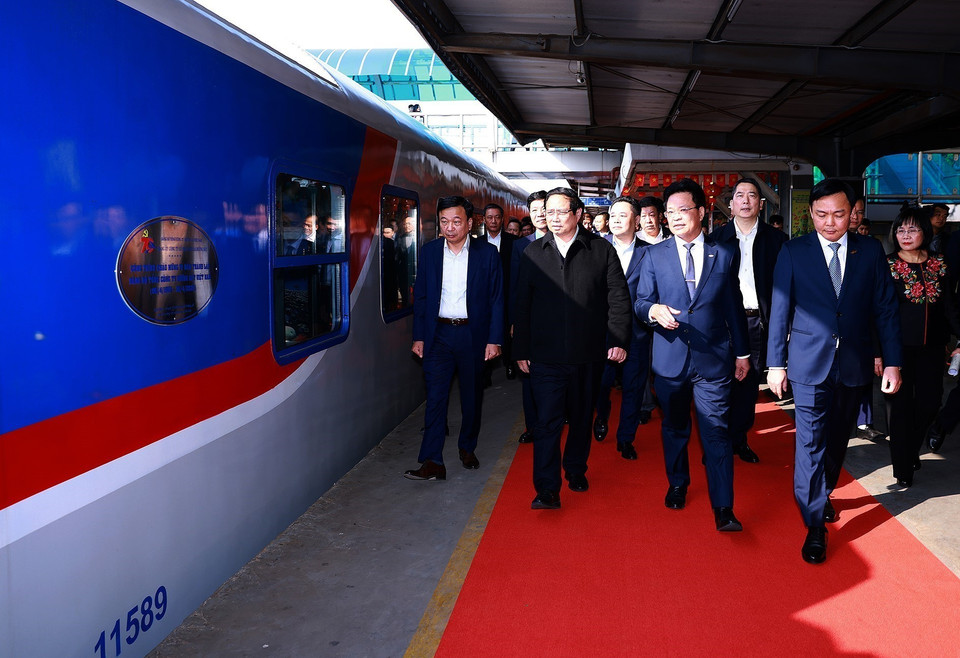 Thủ tướng Phạm Minh Chính kiểm tra tuyến đường sắt du lịch cao cấp của Tổng Công ty Đường sắt Việt Nam. (Ảnh: Dương Giang/TTXVN)