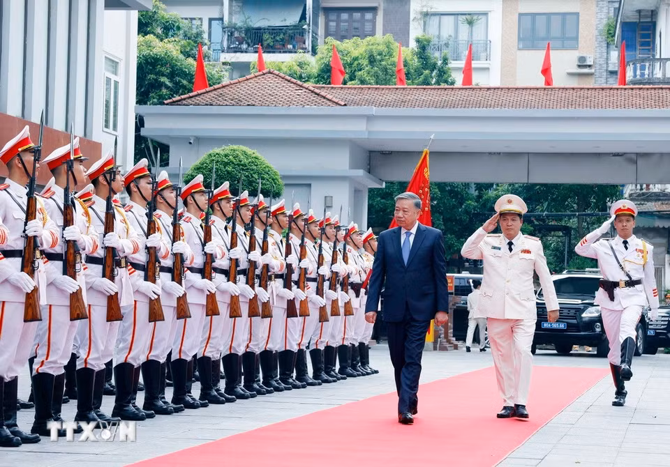 Tổng Bí thư, Chủ tịch nước Tô Lâm duyệt Đội danh dự Công an nhân dân. (Ảnh: Thống Nhất/TTXVN)