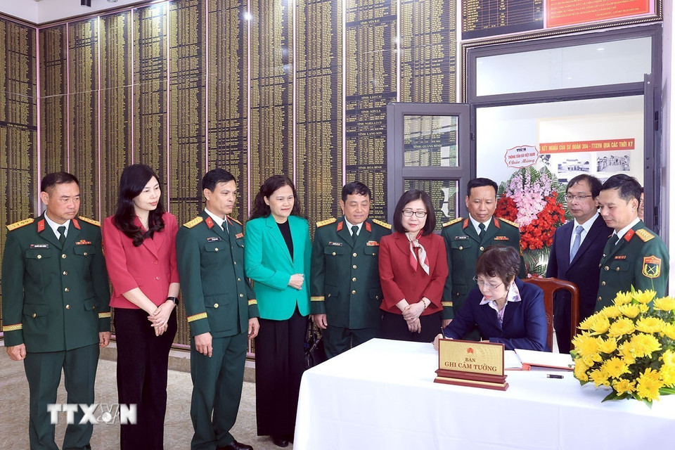 Tổng Giám đốc TTXVN Vũ Việt Trang viết lưu bút tại Nhà truyền thống Sư đoàn Bộ binh 304. (Ảnh: Tuấn Anh/TTXVN)