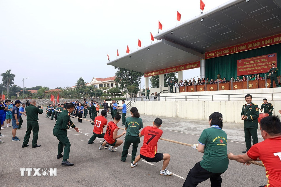 Giao lưu kéo co giữa hai đơn vị. (Ảnh: Tuấn Anh/TTXVN)