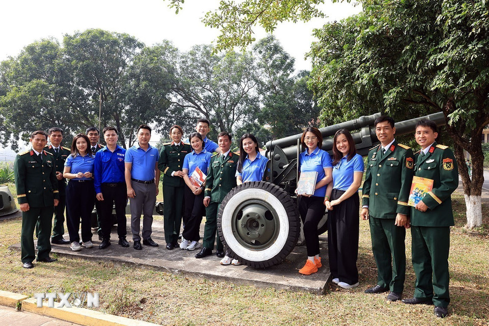 Đoàn viên Thanh niên hai đơn vị chụp ảnh chung. (Ảnh: Tuấn Anh/TTXVN)