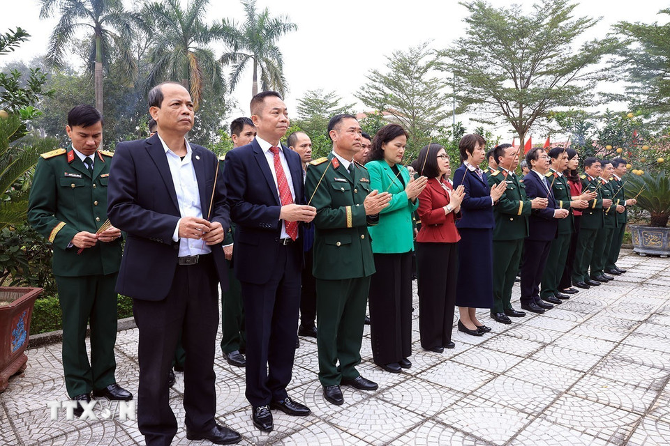 Các đại biểu đến dâng hương tưởng niệm Chủ tịch Hồ Chí Minh và các Anh hùng liệt sỹ tại Nhà truyền thống của Sư đoàn. (Ảnh: Tuấn Anh/TTXVN)