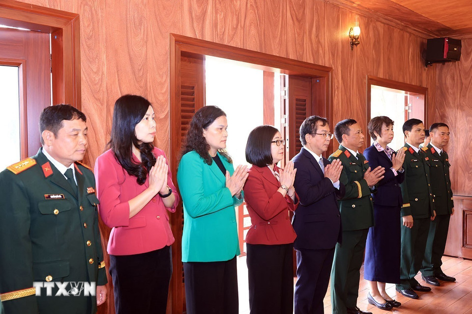 Các đại biểu đến dâng hương tại Nhà bia tưởng niệm Chủ tịch Hồ Chí Minh. (Ảnh: Tuấn Anh/TTXVN)