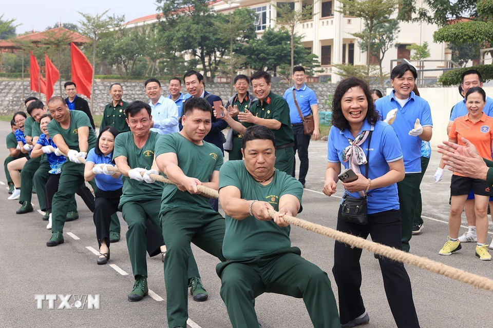 Giao lưu kéo co giữa hai đơn vị. (Ảnh: Tuấn Anh/TTXVN)