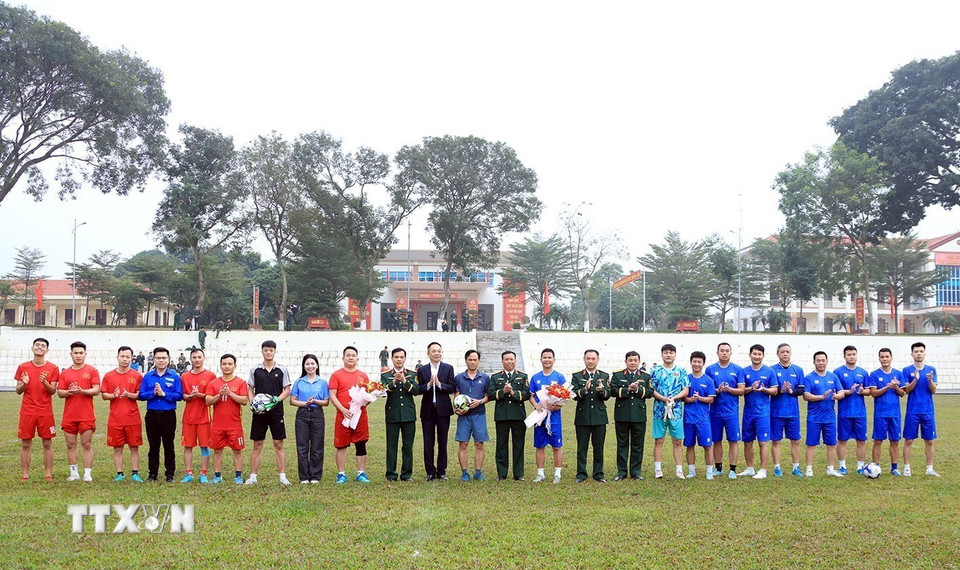 Đại diện lãnh đạo TTXVN và Sư đoàn Bộ binh 304 tặng hoa cho hai đội bóng. (Ảnh: Tuấn Anh/TTXVN)