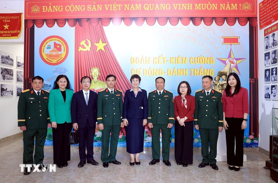 Lãnh đạo TTXVN và Sư đoàn Bộ binh 304 chụp ảnh chung tại Phòng truyền thống. (Ảnh: Tuấn Anh/TTXVN)