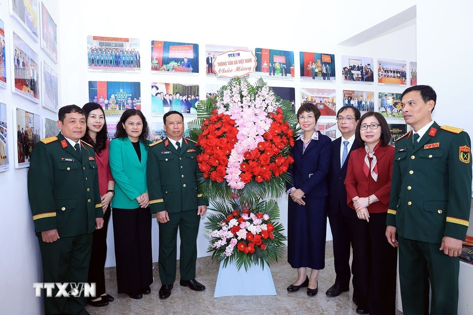 Nhân kỷ niệm 81 năm Ngày thành lập Quân đội nhân dân Việt Nam (22/12/1944-22/12/2025), 36 năm Ngày hội Quốc phòng toàn dân (22/12/1989-22/12/2025) và kỷ niệm 65 năm kết nghĩa giữa Thông tấn xã Việt Nam và Sư đoàn Bộ binh 304 (14/4/1960-2025), ngày 20/12, tại tỉnh Phú Thọ, Đoàn đại biểu Thông tấn xã Việt Nam đến chúc mừng, giao lưu thể thao với cán bộ, chiến sỹ và sỹ quan chỉ huy Sư đoàn Bộ binh 304. (Ảnh: Tuấn Anh/TTXVN)