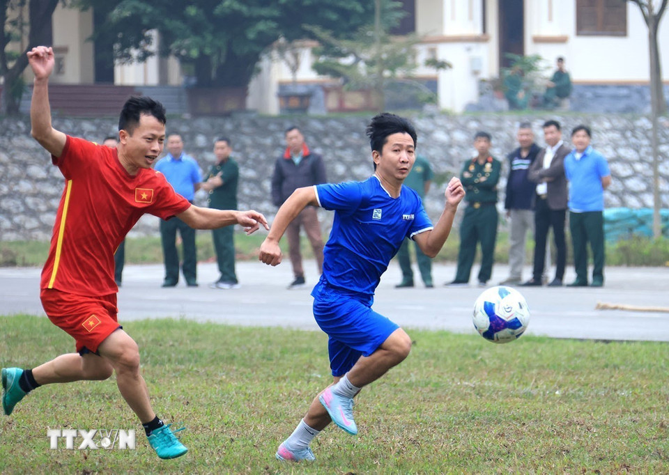 Giao lưu bóng đá giữa hai đơn vị. (Ảnh: Tuấn Anh/TTXVN)