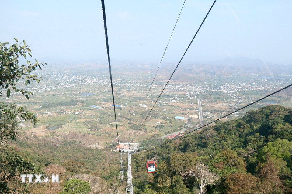 Tuyến cáp treo được xây dựng vào năm 2007, dài 1,6km đưa du khách lên núi Tà Cú. (Ảnh: Nguyễn Thanh/TTXVN)