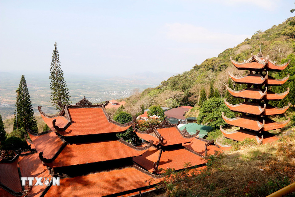 Quần thể các ngôi chùa cổ kính trên núi Tà Cú ở độ cao hơn 600 m so với mực nước biển. (Ảnh: Nguyễn Thanh/TTXVN)
