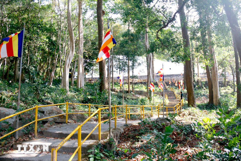 Đường đá dẫn lên tượng Phật Thích Ca nằm dài 49m trên núi, đây là tượng phật nằm dài nhất Đông Nam Á. (Ảnh: Nguyễn Thanh/TTXVN)