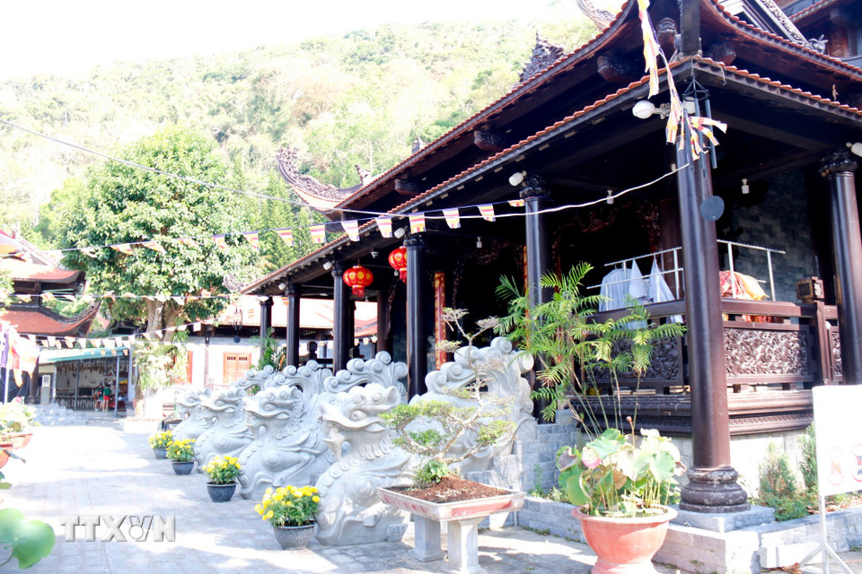 Quần thể các ngôi chùa cổ kính trên núi Tà Cú ở độ cao hơn 600 m so với mực nước biển. (Ảnh: Nguyễn Thanh/TTXVN)