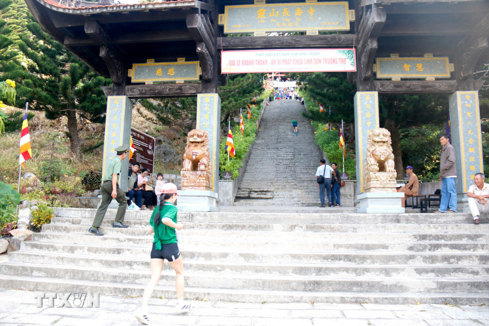 Bậc thang đá dẫn lên chùa Linh Sơn Trường Thọ trên núi Tà Cú. (Ảnh: Nguyễn Thanh/TTXVN)