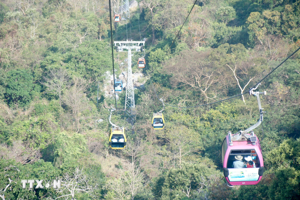 Tuyến cáp treo được xây dựng vào năm 2007, dài 1,6km đưa du khách lên núi Tà Cú. (Ảnh: Nguyễn Thanh/TTXVN)