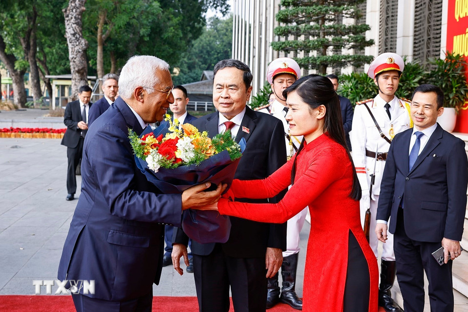 Chủ tịch Quốc hội Trần Thanh Mẫn đón Chủ tịch Hội đồng châu Âu António Costa. (Ảnh: Doãn Tấn/TTXVN)