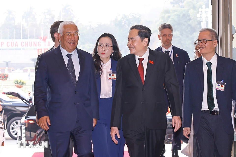 Chủ tịch Quốc hội Trần Thanh Mẫn đón Chủ tịch Hội đồng châu Âu António Costa. (Ảnh: Doãn Tấn/TTXVN)