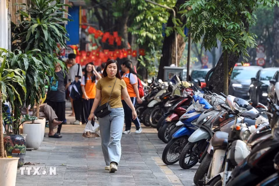 "Điểm nóng" khu vực phố Phủ Doãn đã được giải quyết dứt điểm, trả lại vỉa hè cho người dân đi lại. (Ảnh: Phạm Kiên/TTXVN)