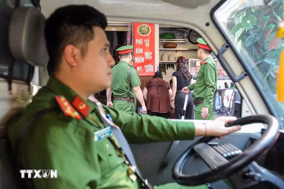 Công an phường Hoàn Kiếm duy trì tuần tra hằng ngày liên tục từ sáng sớm đến 24h đêm tuyên truyền, nhắc nhở và xử lý nghiêm các vi phạm trật tự đô thị, quyết tâm "giành lại vỉa hè" cho người dân. (Ảnh: Phạm Kiên/TTXVN)