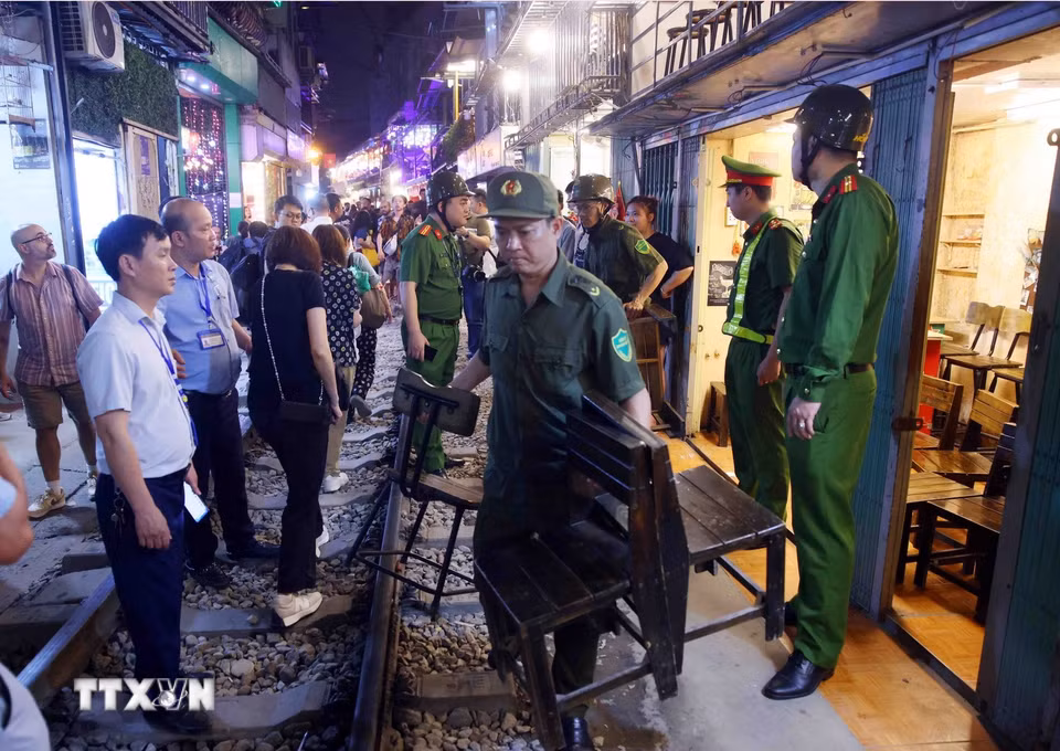 Đối với những hộ kinh doanh dù đã được nhắc nhở nhiều lần nhưng vẫn cố tình vi phạm tại khu vực phố đường tàu, tổ công tác phường Hoàn Kiếm kiên quyết tịch thu tang vật vi phạm theo đúng quy định. Không có tình trạng nể nang hay "giơ cao, đánh khẽ," mọi vi phạm đều được xử lý công tâm và minh bạch. (Ảnh: Phạm Kiên/TTXVN)
