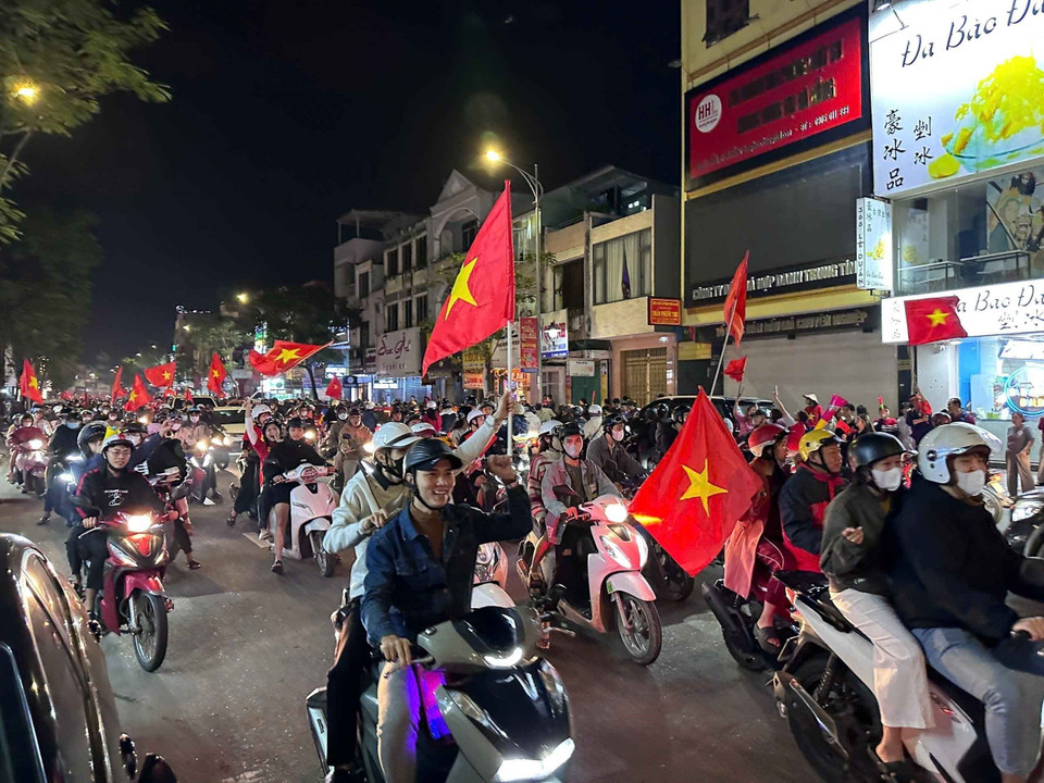 Người dân Đà Nẵng đổ ra đường ăn mừng chiến thắng của Đội tuyển bóng đá Việt Nam. (Ảnh: Trần Lê Lâm/TTXVN)