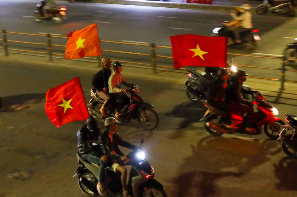 Dòng người đổ về trung tâm thành phố Đà Nẵng để ăn mừng chiến thắng của Đội tuyển bóng đá Việt Nam. (Ảnh: Trần Lê Lâm/TTXVN)