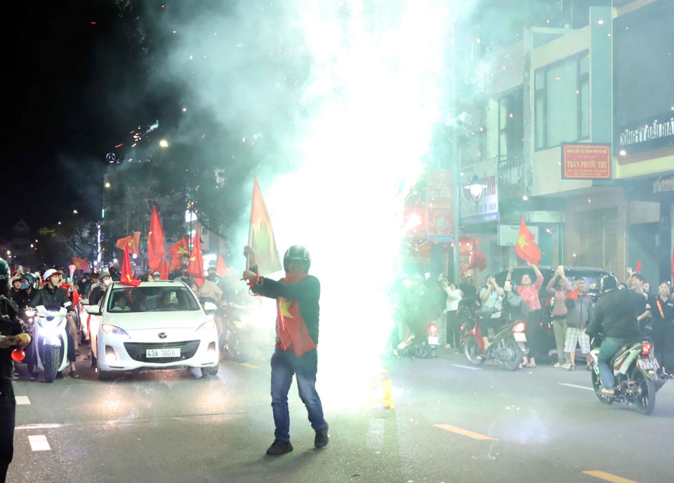 Người dân Đà Nẵng đổ ra đường ăn mừng chiến thắng của Đội tuyển bóng đá Việt Nam. (Ảnh: Trần Lê Lâm/TTXVN)