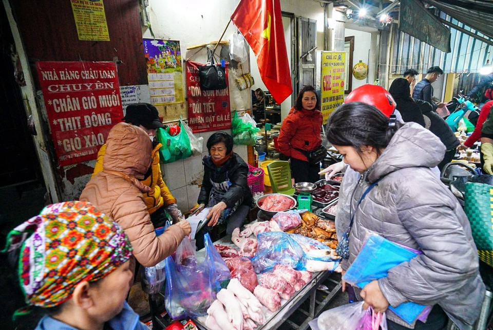 Không khí mua sắm tấp nập ngày tất niên ở chợ Nguyễn Thiện Thuật, quận Hoàn Kiếm. (Ảnh: Khánh Hòa/TTXVN)