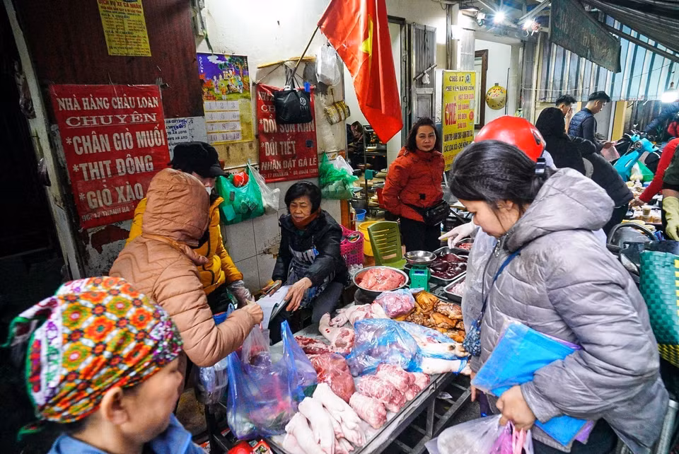 Không khí mua sắm tấp nập ngày tất niên ở chợ Nguyễn Thiện Thuật, quận Hoàn Kiếm. (Ảnh: Khánh Hòa/TTXVN)