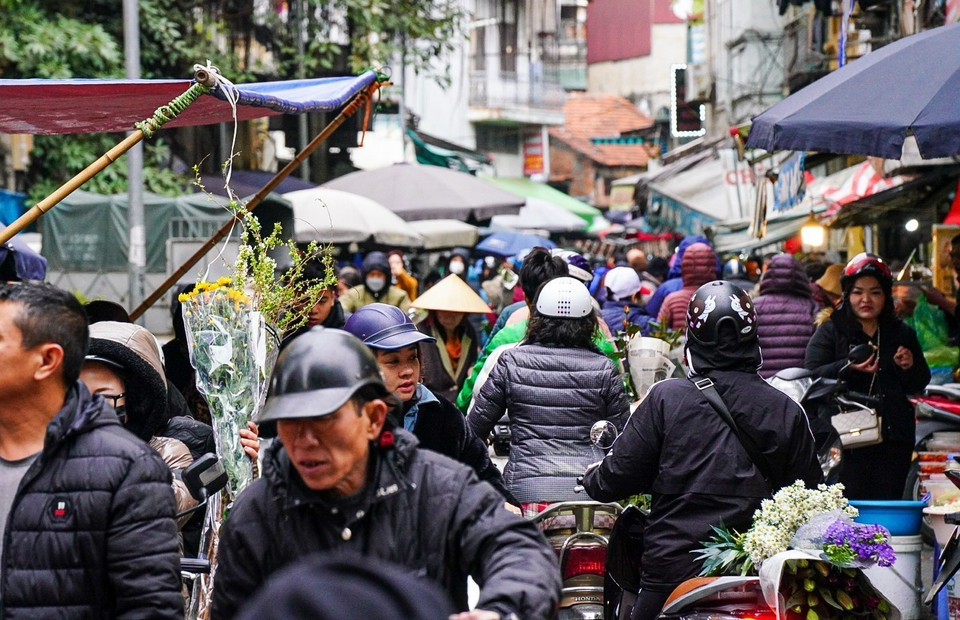Không khí mua sắm tấp nập ngày tất niên ở chợ Nguyễn Thiện Thuật, quận Hoàn Kiếm. (Ảnh: Khánh Hòa/TTXVN)
