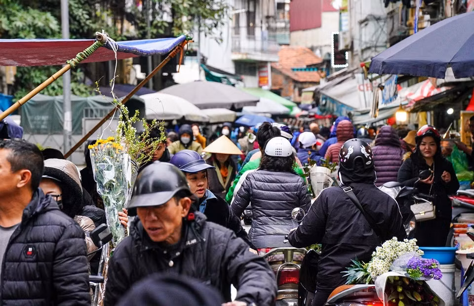 Không khí mua sắm tấp nập ngày tất niên ở chợ Nguyễn Thiện Thuật, quận Hoàn Kiếm. (Ảnh: Khánh Hòa/TTXVN)