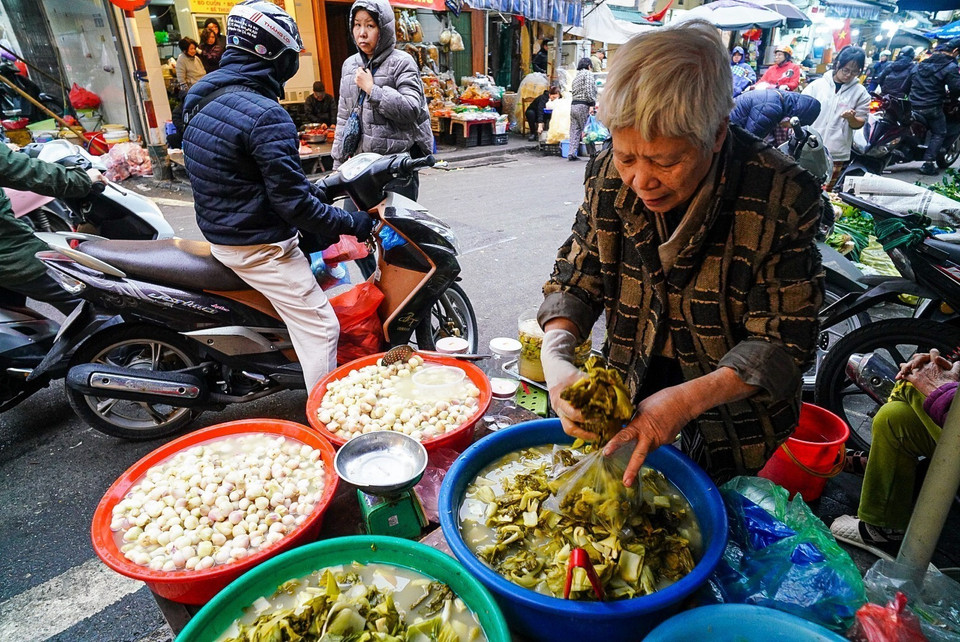 Không khí mua sắm tấp nập ngày tất niên ở chợ Nguyễn Thiện Thuật, quận Hoàn Kiếm. (Ảnh: Khánh Hòa/TTXVN)