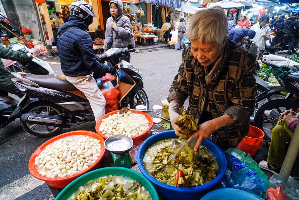 Không khí mua sắm tấp nập ngày tất niên ở chợ Nguyễn Thiện Thuật, quận Hoàn Kiếm. (Ảnh: Khánh Hòa/TTXVN)