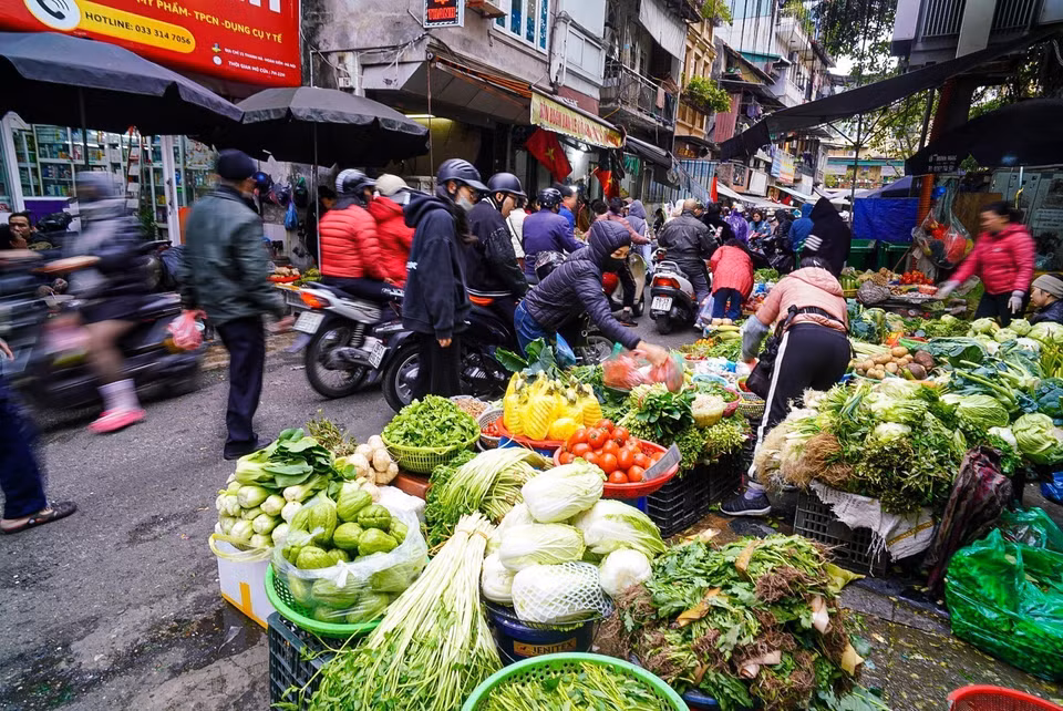 Không khí mua sắm tấp nập ngày tất niên ở chợ Nguyễn Thiện Thuật, quận Hoàn Kiếm. (Ảnh: Khánh Hòa/TTXVN)