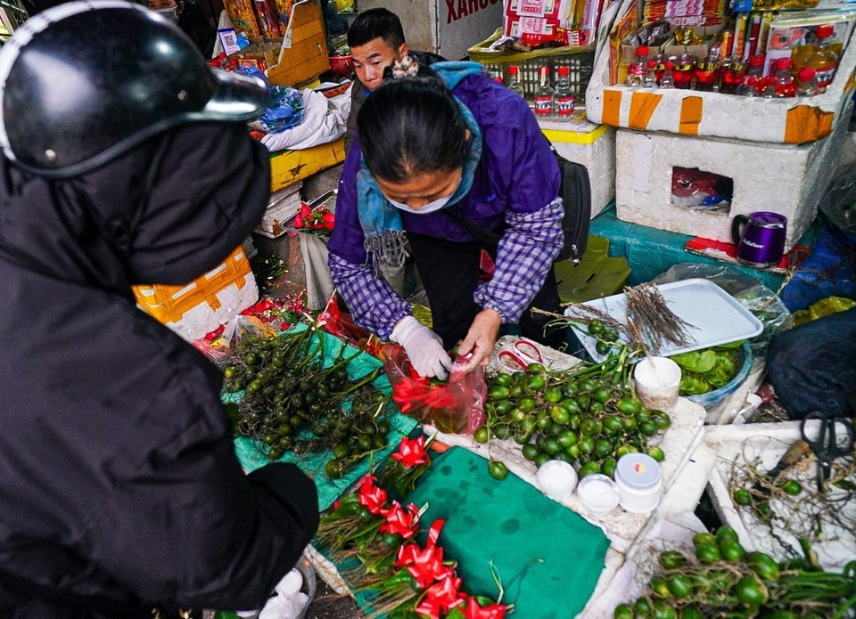 Không khí mua sắm tấp nập ngày tất niên ở chợ Nguyễn Thiện Thuật, quận Hoàn Kiếm. (Ảnh: Khánh Hòa/TTXVN)