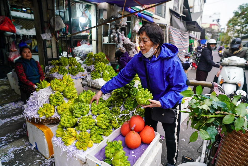 Không khí mua sắm tấp nập ngày tất niên ở chợ Nguyễn Thiện Thuật, quận Hoàn Kiếm. (Ảnh: Khánh Hòa/TTXVN)