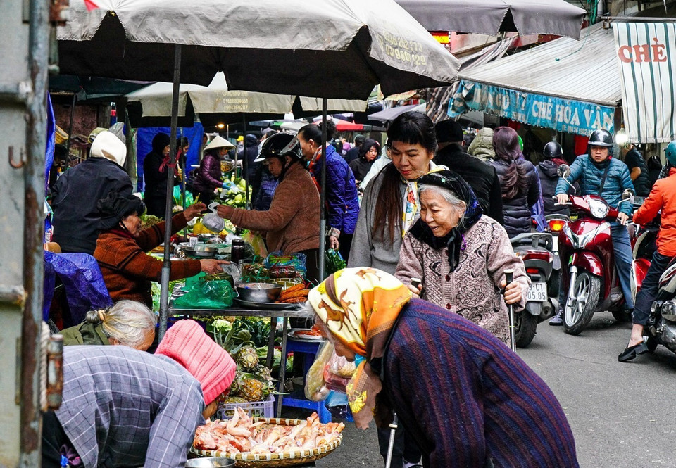 Không khí mua sắm tấp nập ngày tất niên ở chợ Nguyễn Thiện Thuật, quận Hoàn Kiếm. (Ảnh: Khánh Hòa/TTXVN)